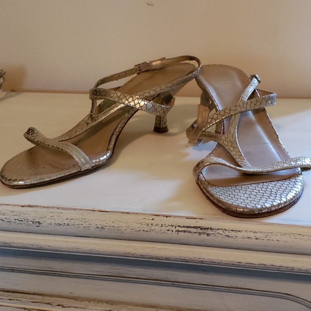 Kitten heeled shoes
